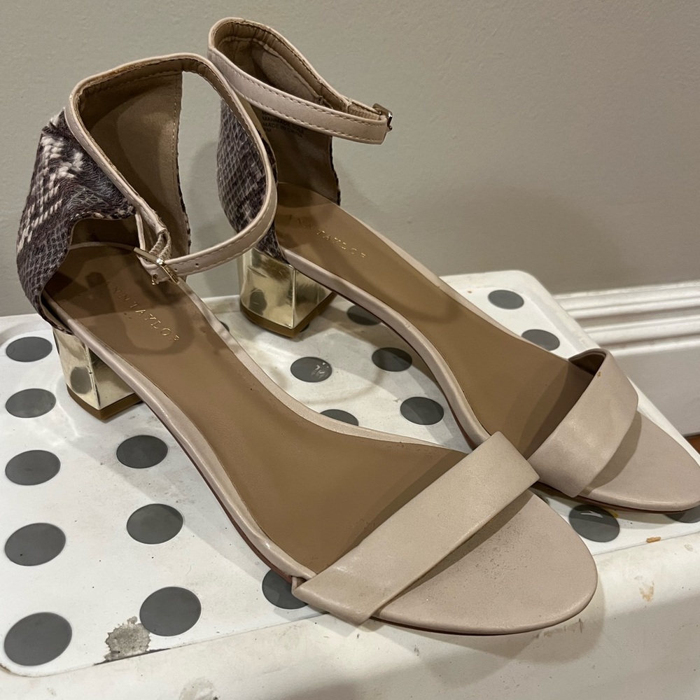 Ann Taylor size 9 sandal w ankle strap. NWOT